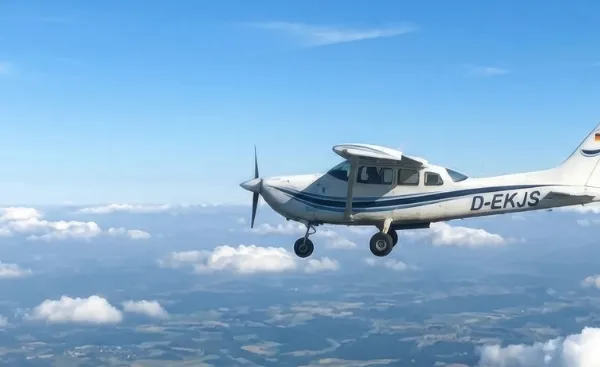 Absetzflugezeug von Fallschirmsport Grefrath Typ Cessna Soloy